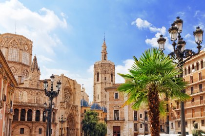 saint-marys-platz-und-kathedrale-von-valencia_c_vitalyedush_istockphoto-com