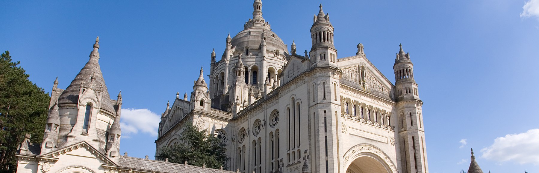 basilika-of-lisieux-copyright-adobestock-oligo