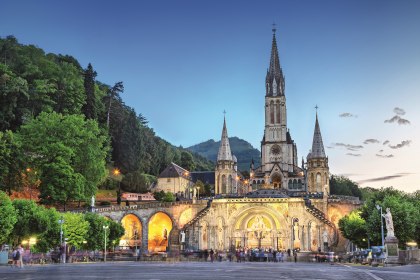 Blick auf die Rosenkranzbasilika in Lourdes, Frankreich, © Sergey Dzyuba – stock.adobe.com