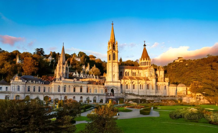 firefly-blick-auf-die-basiliken-im-abendlicht-frankreich-lourdes