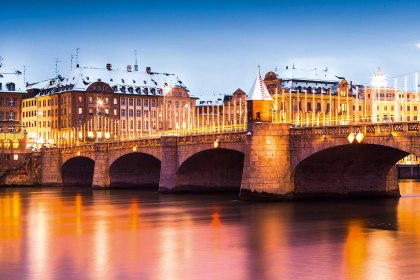 Die Mittlere Brücke in Basel, der älteste Rheinübergang, © graberfotografie - Fotolia.com