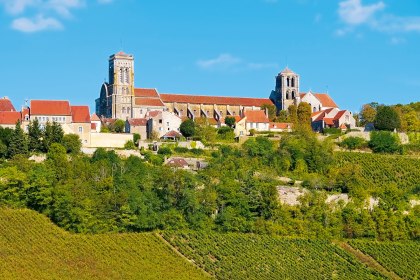 Stadtbild von Vézelay mit Basiklika Ste-Marie-Madeleine, Frankreich, © LianeM-Fotolia.com