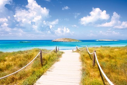 Spanien: Strandweg auf Formentera, © iStockphoto.com©LUNAMARINA