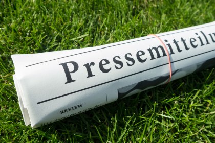 Zeitung zusammengerollt, symbolisiert Pressemitteilungen, © sp4764-stock.adobe.com