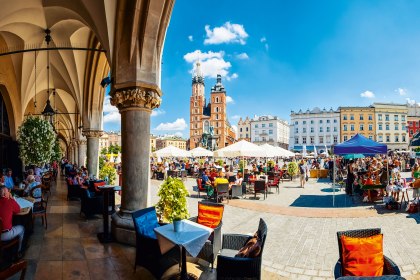 Krakauer Altstadtmarkt mit Blick auf die Marienkirche, Polen, © istockphoto.com©Martin Dimitrov