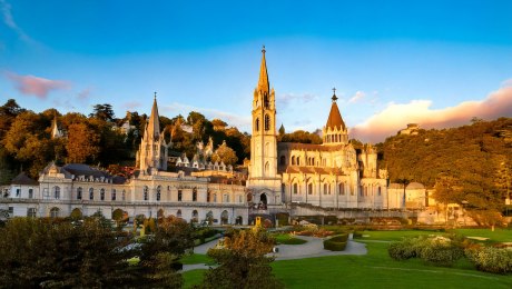 firefly-blick-auf-die-basiliken-im-abendlicht-frankreich-lourdes