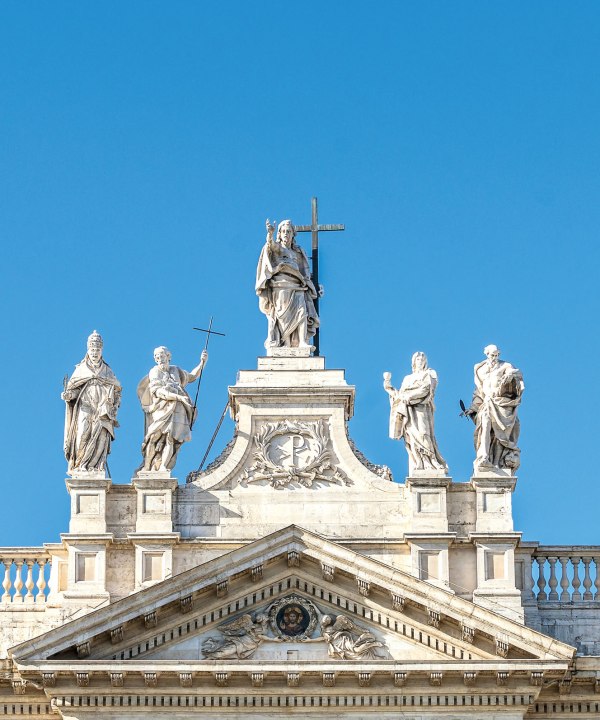 Blick auf Chistusstatue auf Hauptportal der Lateranbasilika, Rom, Italien, © Anibal Trejo - Fotolia.com