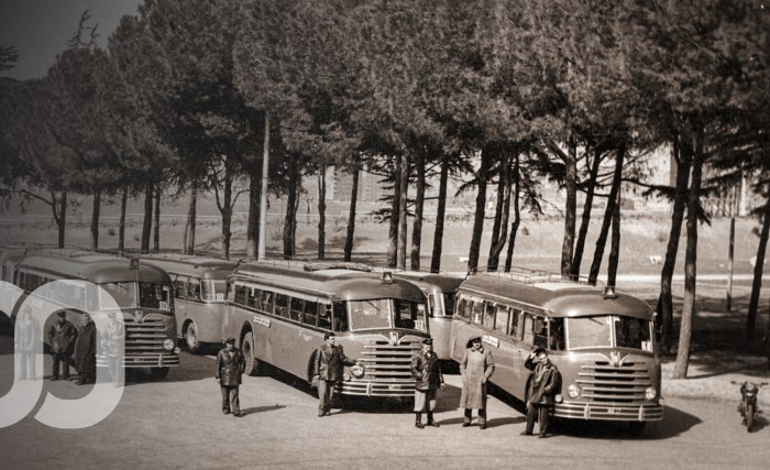 Vier Busse, von Personen umgeben stehen vor S. Paolo in Rom, Jahr 1950, © Bayerisches Pilgerbüro