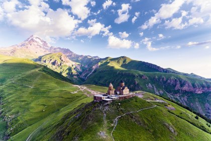 Georgien Großer Kaukasus Dreifaltigkeitskirche Gergeti, © Dmytro Kos - Fotolia.com