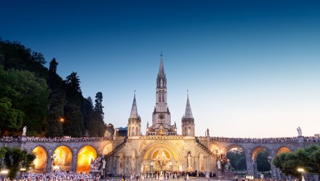 Wundervolle Stimmung bei der Lichterprozession in Lourdes, Frankreich, © OFFICE-DE-TOURISME-DE-LOURDES