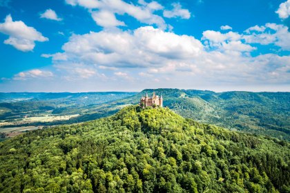 Blick auf die Burg Hohenzollern und die Schwäbische Alb im Hintergrund, Deutschland, © iStockphoto.com - cookelma