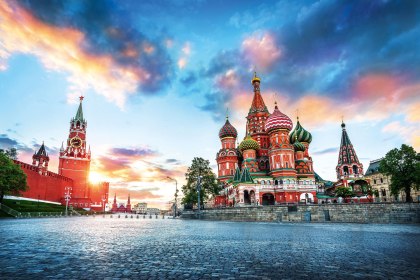 Basilius-Kathedrale und die Spasskaja-Turm in Moskau, Russland, © istockphoto.com©yulenochekk 