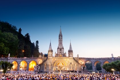 Wundervolle Stimmung bei der Lichterprozession in Lourdes, Frankreich, © OFFICE-DE-TOURISME-DE-LOURDES