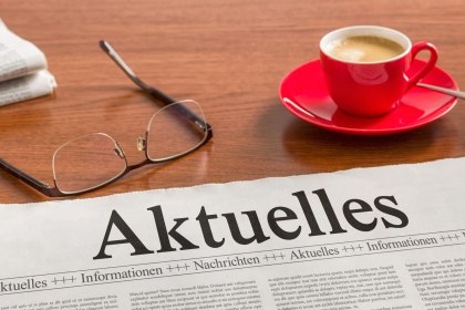 Zeitung, Stift, Kaffee und Brille, © Zerbor - stock.adobe.com