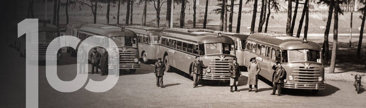 Vier Busse, von Personen umgeben stehen vor S. Paolo in Rom, Jahr 1950, © Bayerisches Pilgerbüro