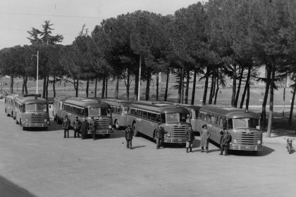 Vier Busse, von Personen umgeben stehen vor S. Paolo in Rom, Jahr 1950, © Bayerisches Pilgerbüro