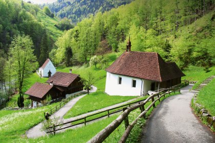 Blick in die Ranftschlucht mit den beiden Kapellen, Schweiz, © Bayerisches Pilgerbüro