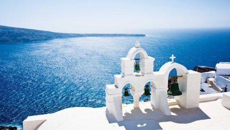 Weißer Glockenturm auf Oia, Santorin, Griechenland, © istockphoto.com©arturbo