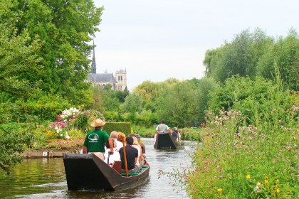 Fahrt durch die Hortillonages in Amiens mit Blick zur Kathedrale, Frankreich, © SommeTourisme