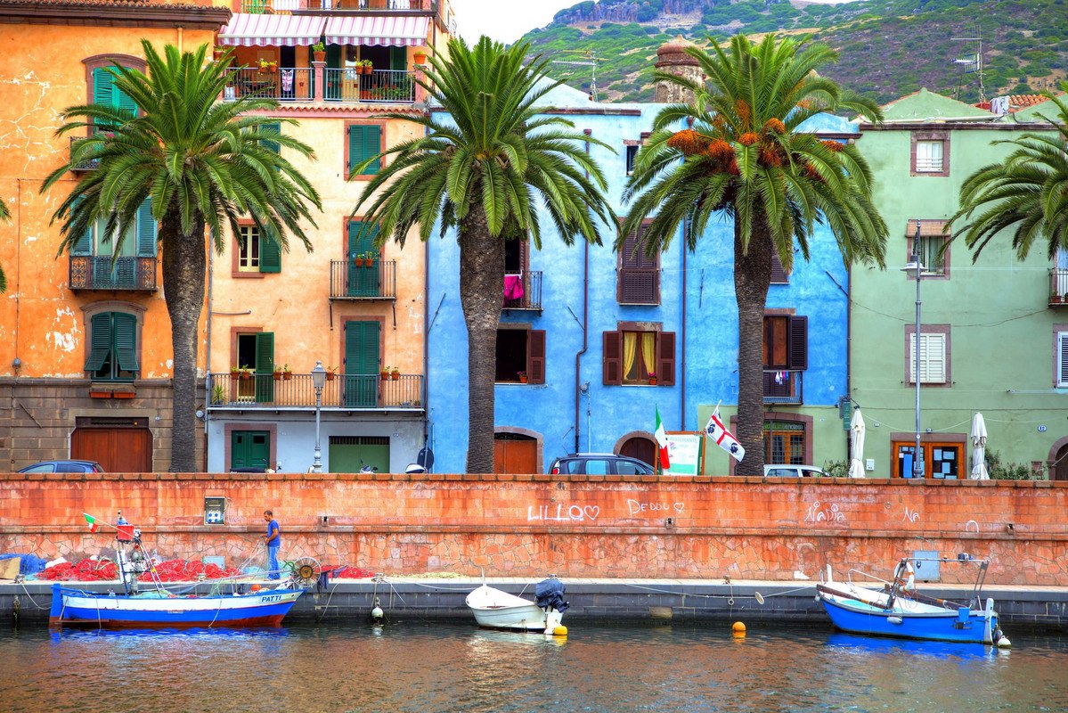 Bunte Häuserfassade in Bosa, Sardinien, © kemaltaner-scr – Fotolia.com