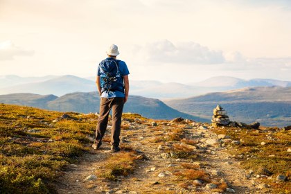 Wanderer auf der Hochgebirgsebene des Dovrefjell, Norwegen, © Istockphoto.com - olgamiltsova