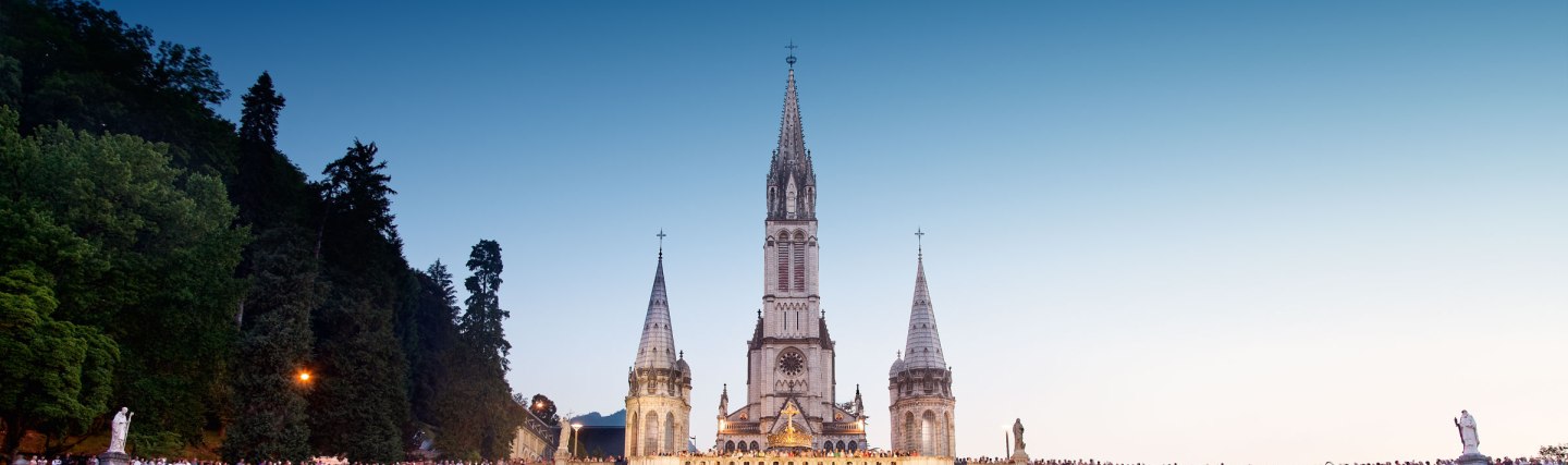 Wundervolle Stimmung bei der Lichterprozession in Lourdes, Frankreich, © OFFICE-DE-TOURISME-DE-LOURDES