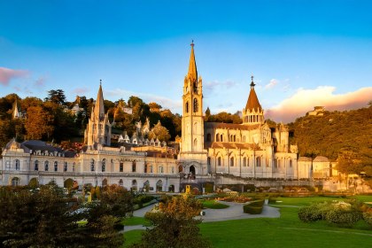 firefly-blick-auf-die-basiliken-im-abendlicht-frankreich-lourdes