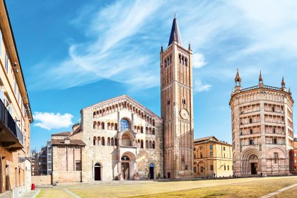 Ein städtebauliches Kleinod: Piazza del Duomo in Parma, Italien, © bbsferrari - Fotolia.com